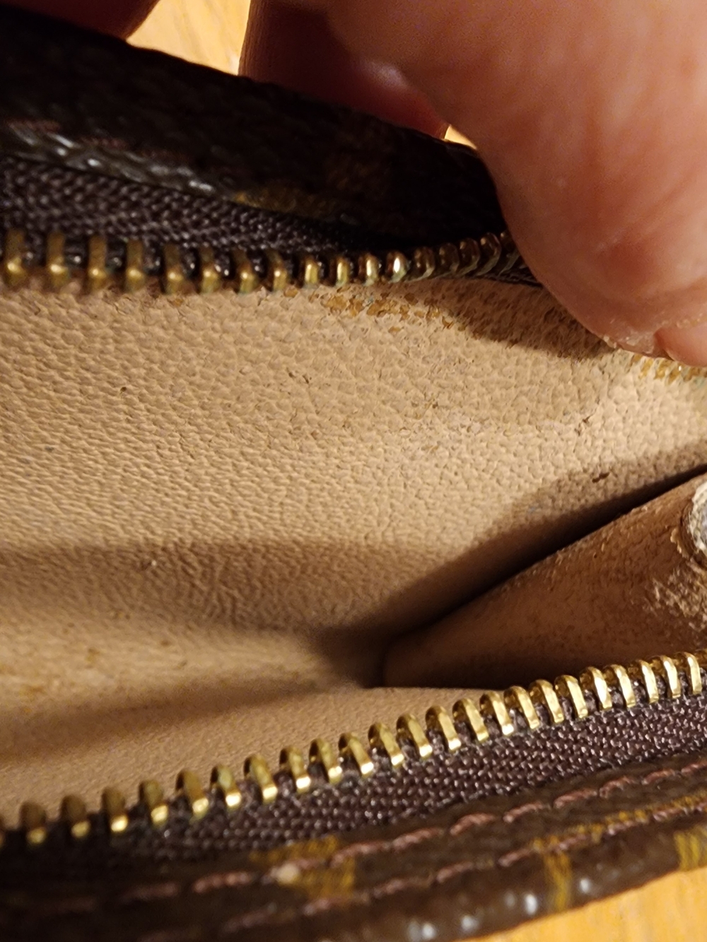 Louis Vuitton Monogram Toiletry Pouch 15 made of canvas. - Picture 11 of 16
